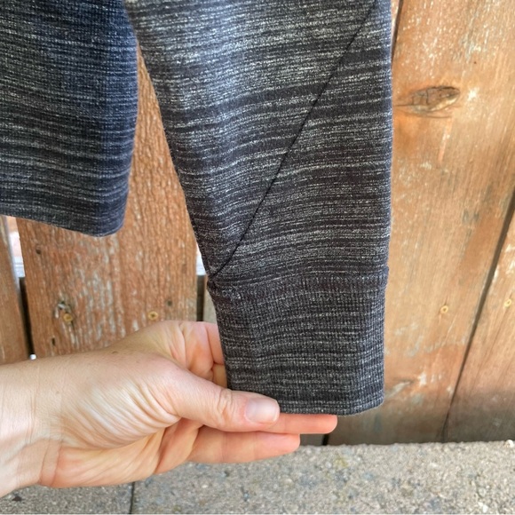 GAP FIT Women’s Gray Long Sleeve Pullover Crew Neck Sweatshirt Size XS - Picture 4 of 10